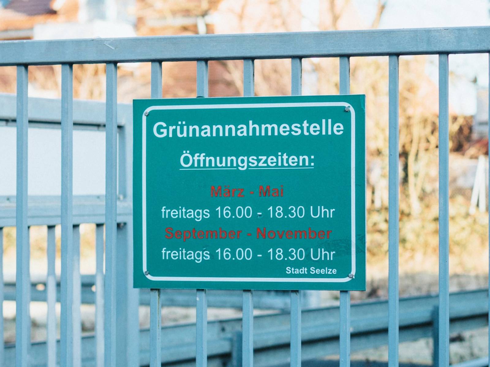 Ein Schild mit Hinweisen zu den Öffnungszeiten der Grüngutannahmestelle in Seelze