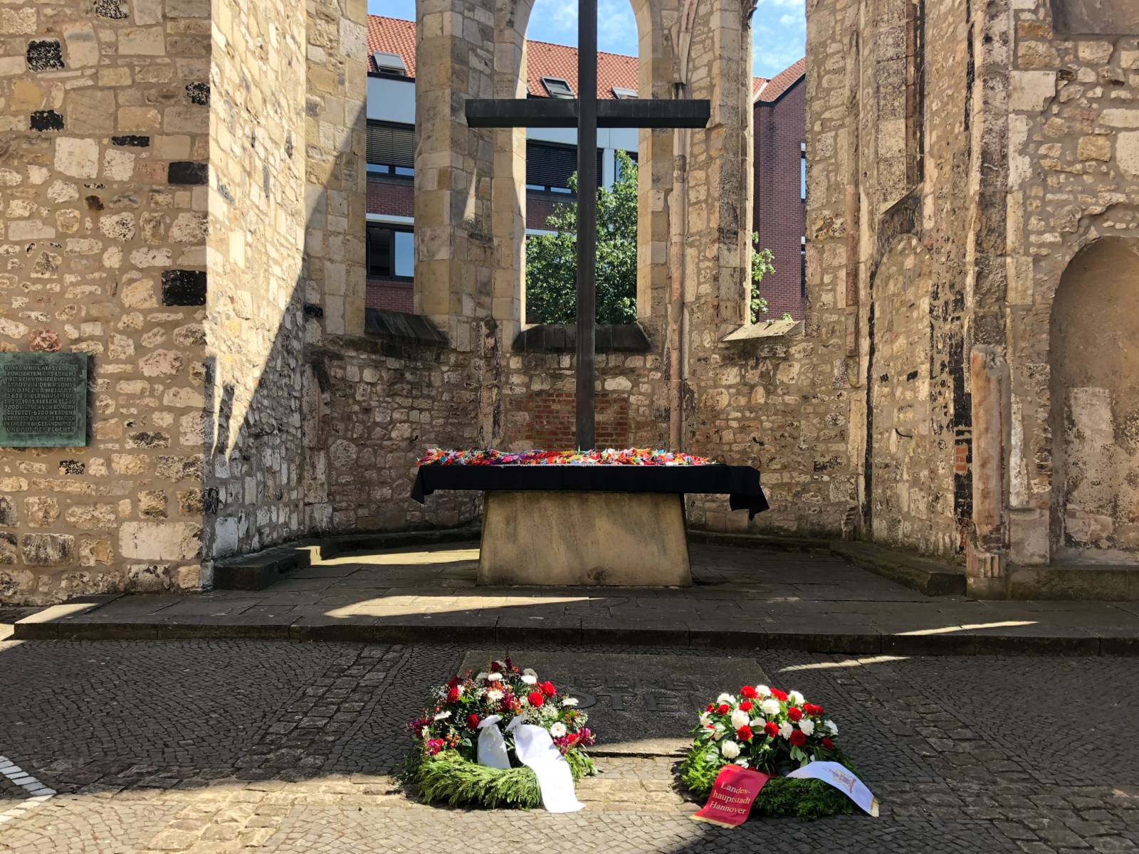 Ein Altar mit Blumen.