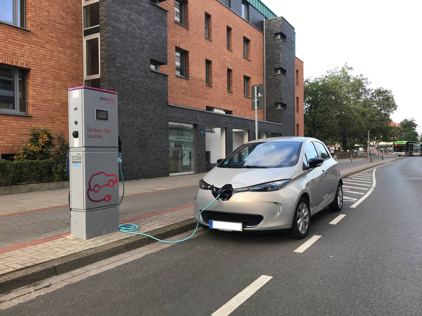 Ladesäule mit Auto in der Blumenauer Straße