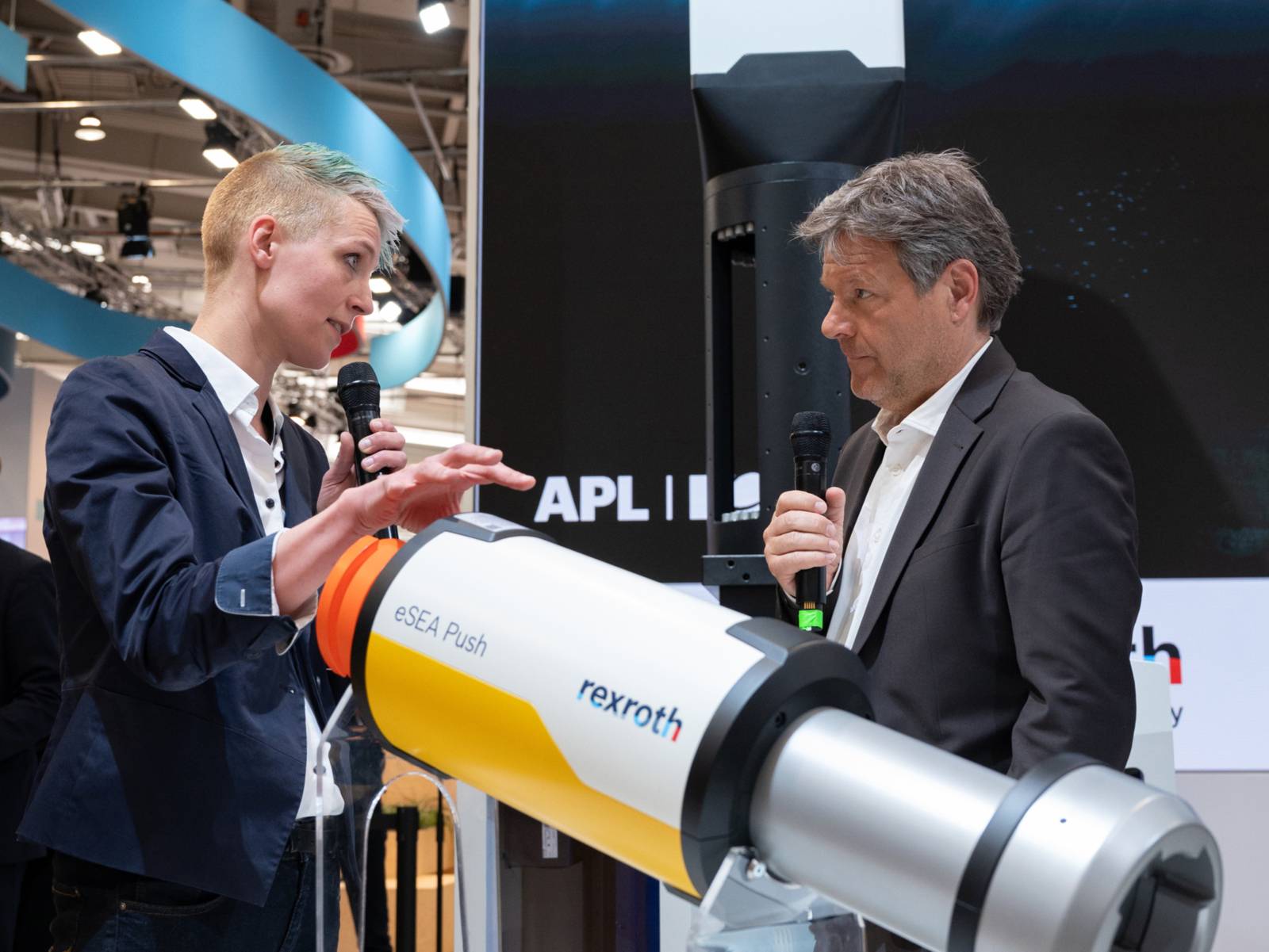 Bundeswirtschaftsminister Robert Habeck an einem Messestand