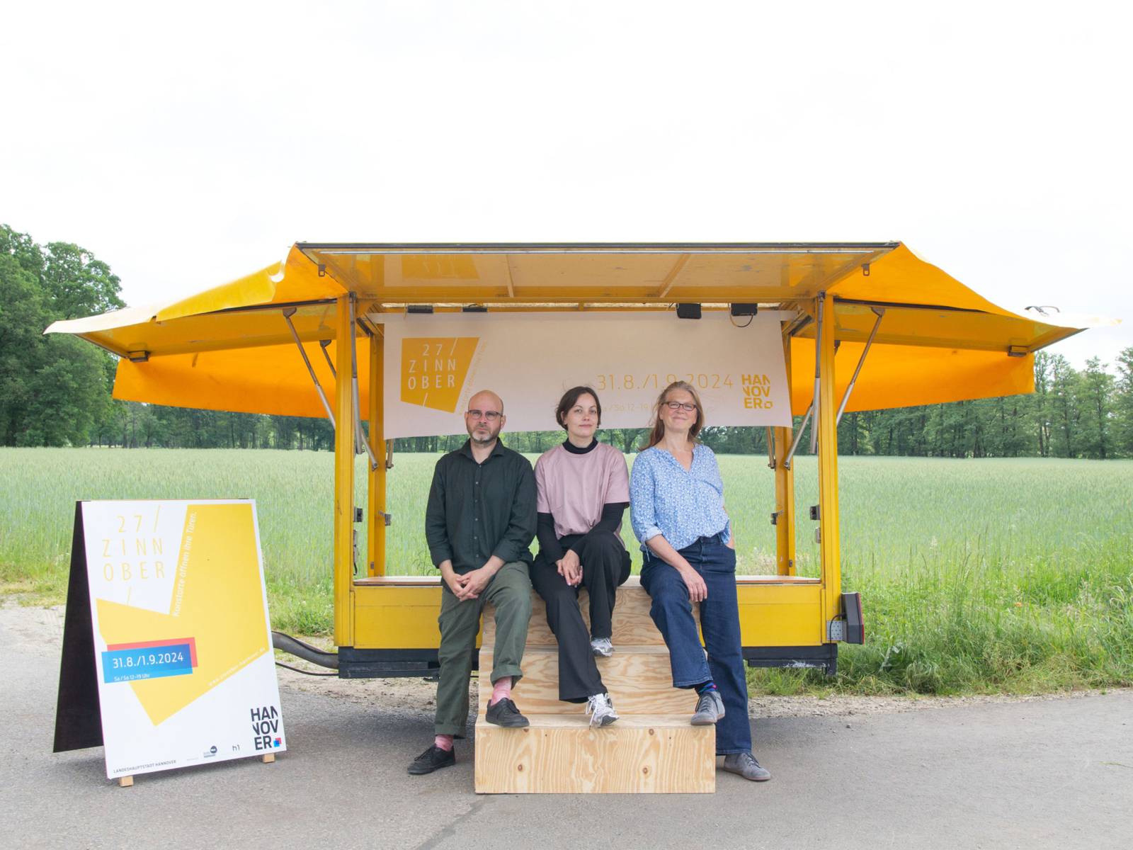 v.l.n.r. Maximilian Neumann (Künstler), Sabine Müller (Künstlerin), Anneke Schepke (Kulturbüro Hannover)