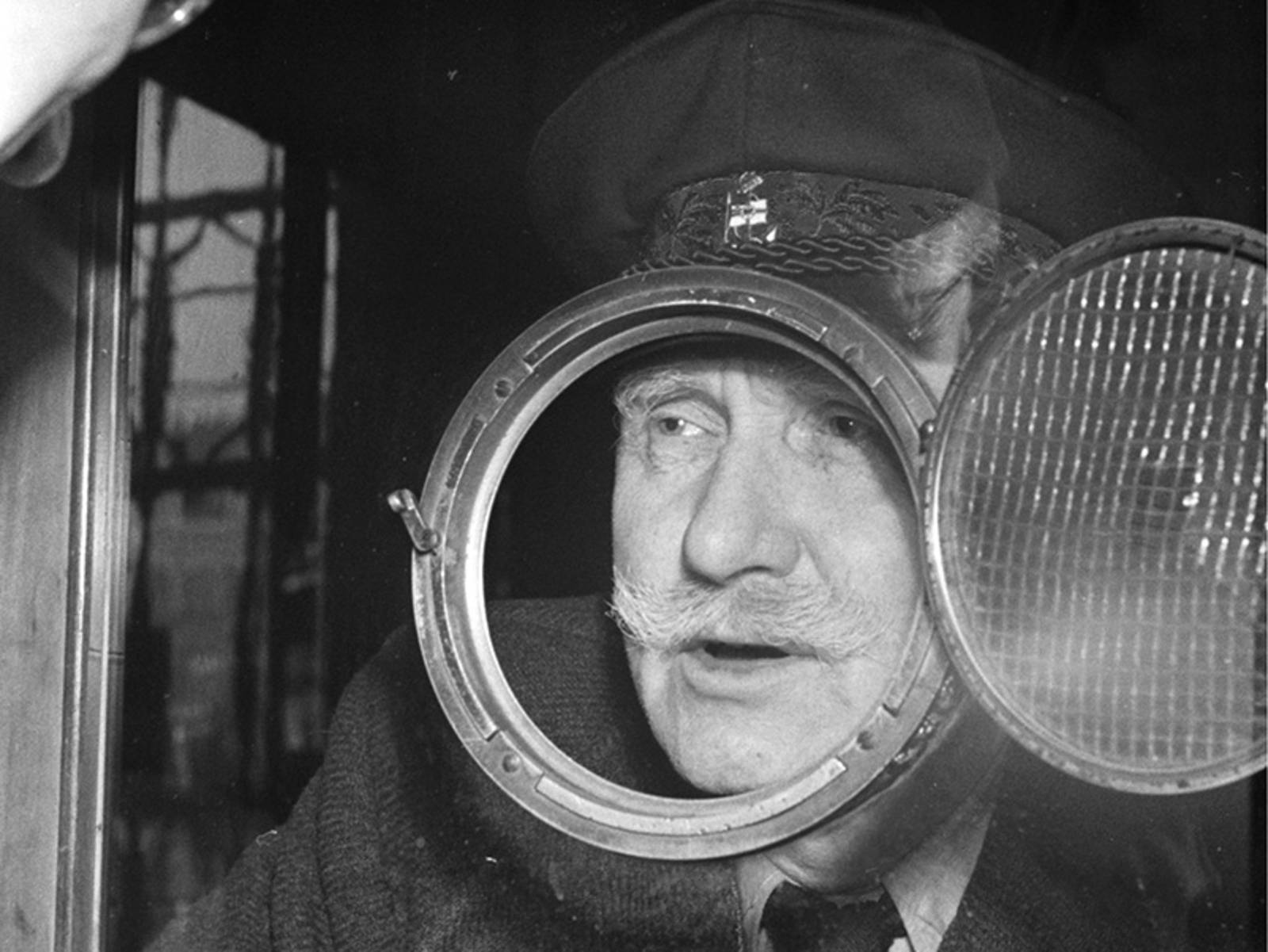 Besucher an der Pförtnerloge bei Rathauspförtner Kruse im Neuen Rathaus. Foto von Wilhelm Hauschild, 1951