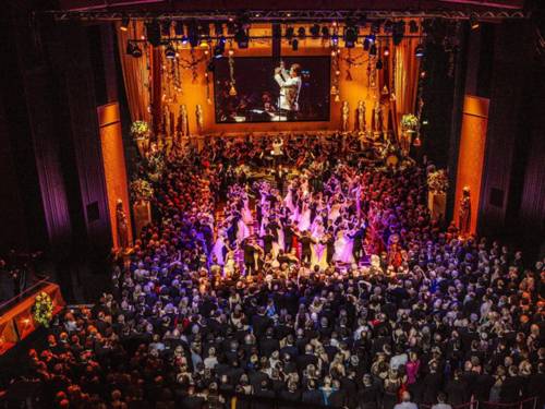 Tanzende Menschen im Opernhaus