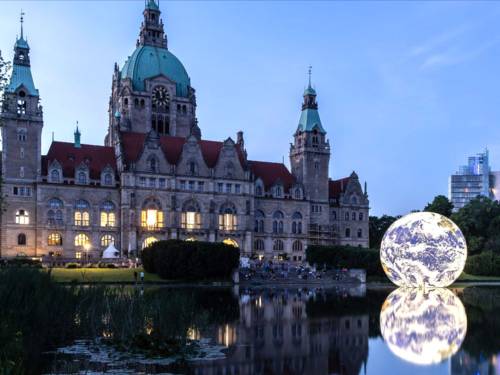 Luke Jerram: Floating Earth, Neues Rathaus Hannover