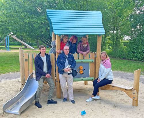 Eine Gruppe von Menschen auf dem Spielplatz im Neuen Spielhaus