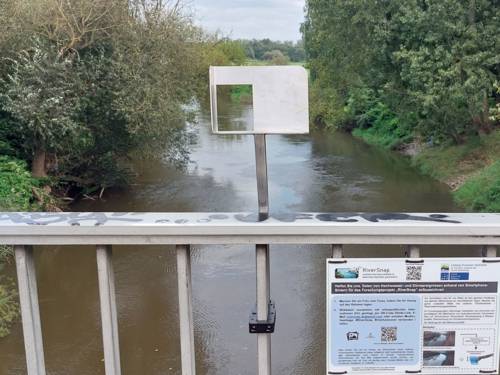 Blick von einer Brücke auf einen Fluss.