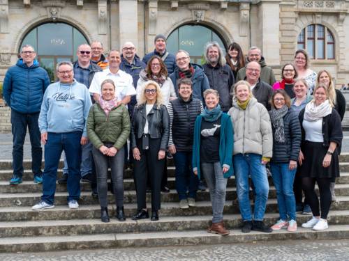 Menschen vor dem Neuen Rathaus.