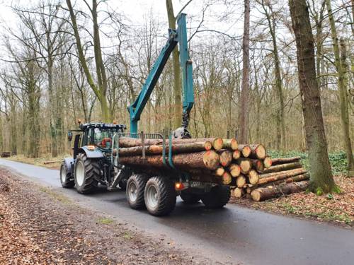 Ein Forstfahrzeug im Wald.