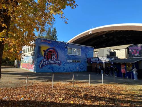 Ein Eisstadion von außen.