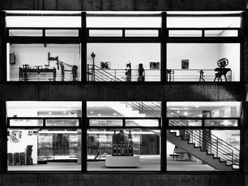 Historisches Museum Hannover, Blick vom Innenhof, Abteilung Stadtgeschichte im 1.OG. und Abteilung Volkskunde im 2. OG. bei abendlicher Beleuchtung. Foto von Hans Wagner, 1966