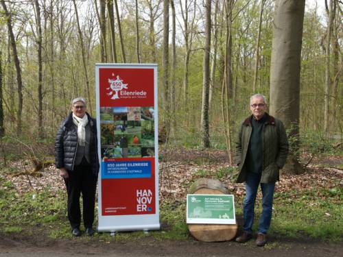 Stadträtin und Wirtschafts- und Umweltdezernentin Sabine Tegtmeyer-Dette und Eilenriedebeirats-Vorsitzender Gerd Garnatz berichten beim Pressetermin vor Ort über die vielfältigen geplanten Aktivitäten im Jubiläumsjahr.