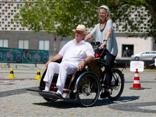 Steffi Eichel, Initiatorin und zertifizierte Radfahrlehrerin am Standort Hannover, beim ehrenamtlichen Rikscha-Training.