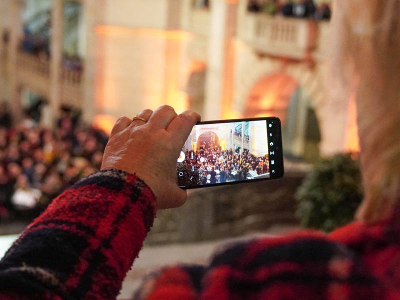 Eine Hand, die ein Smartphone hält.