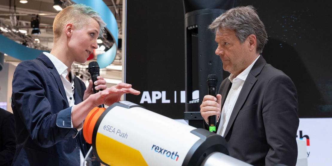 Bundeswirtschaftsminister Robert Habeck an einem Messestand