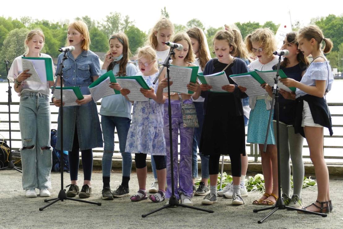 Kleiner Chor der Tellkampfschule singt das Lied "Die Gedanken sind frei".