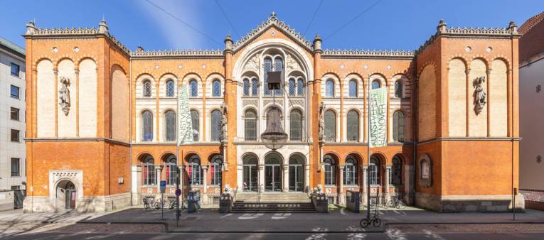 Künstlerhaus Hannover mit Fahnen des Kunstvereins davor.