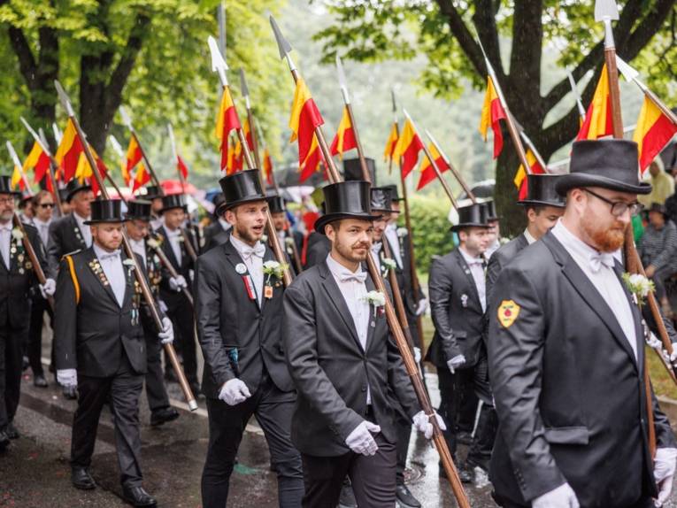 Menschen bei einem Ausmarsch.