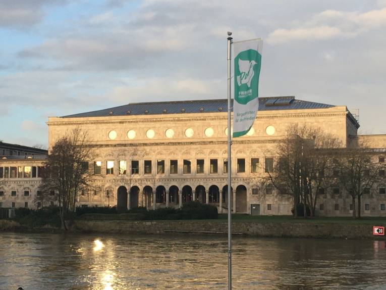 Die Mayors for Peace-Flagge im Mülheim