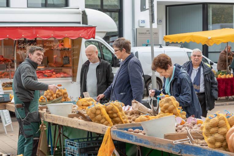 Kartoffel-Händler mit Kundschaft