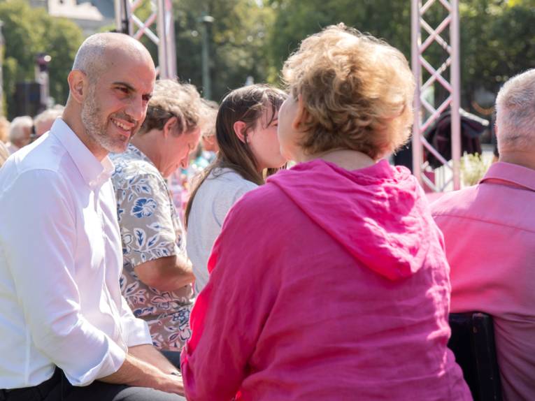 Tag des Ehrenamts am 1. September: Oberbürgermeister Belit Onay nutzte die Gelegenheit sich bei der Kulturtafel auf dem Opernplatz auf besondere Weise bei den ehrenamtlich Engagierten in Vereinen, Verbänden und Organisationen zu bedanken.