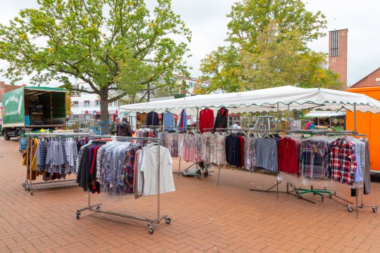 Kleidungsstücke an einem Wochenmarkt-Stand.