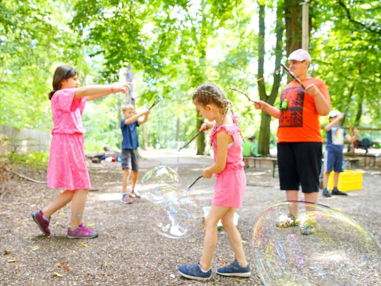 Kinder machen Riesenseifenblasen