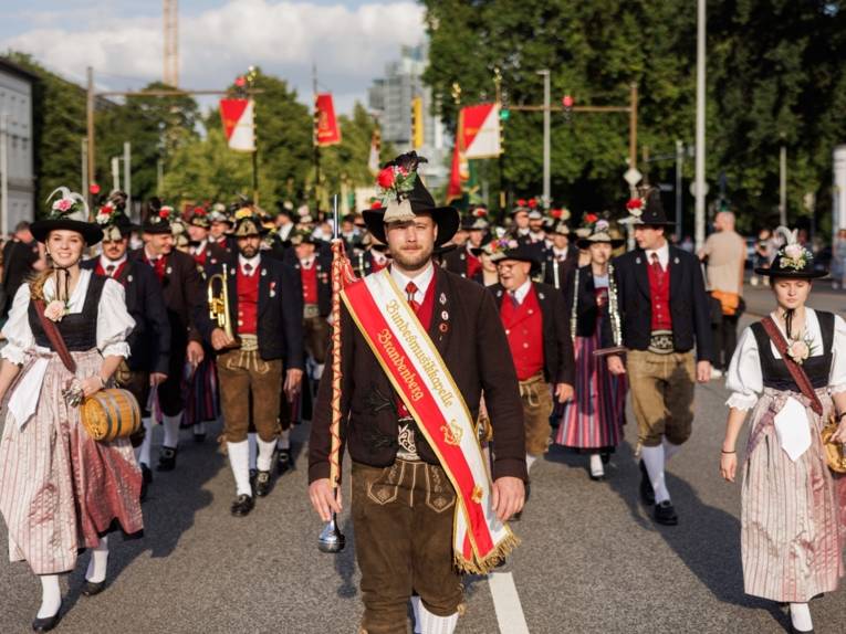 Menschen bei einem Ausmarsch.