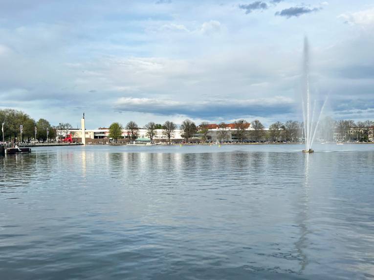 Blick auf den Maschsee in Hannover mit sprudelnder Fontäne.