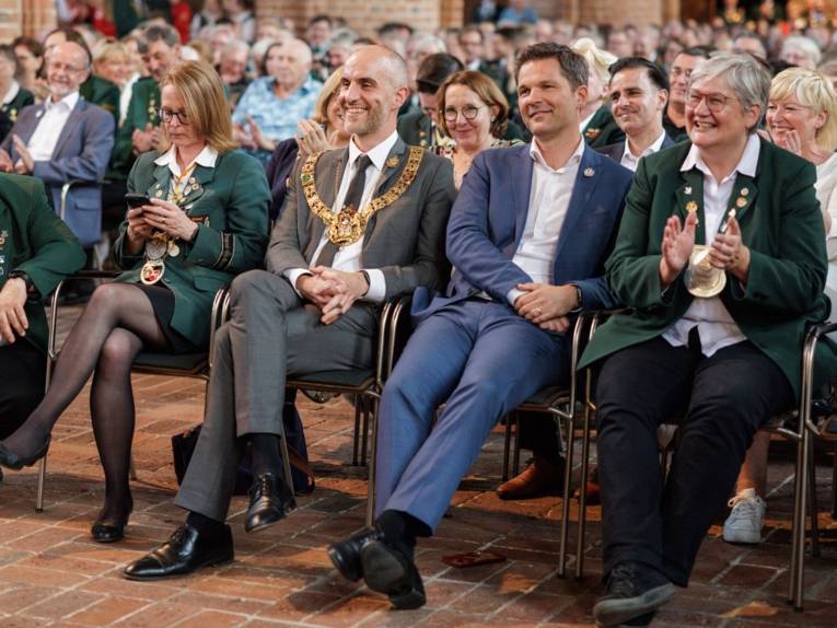 Menschen bei einem Gottesdienst.