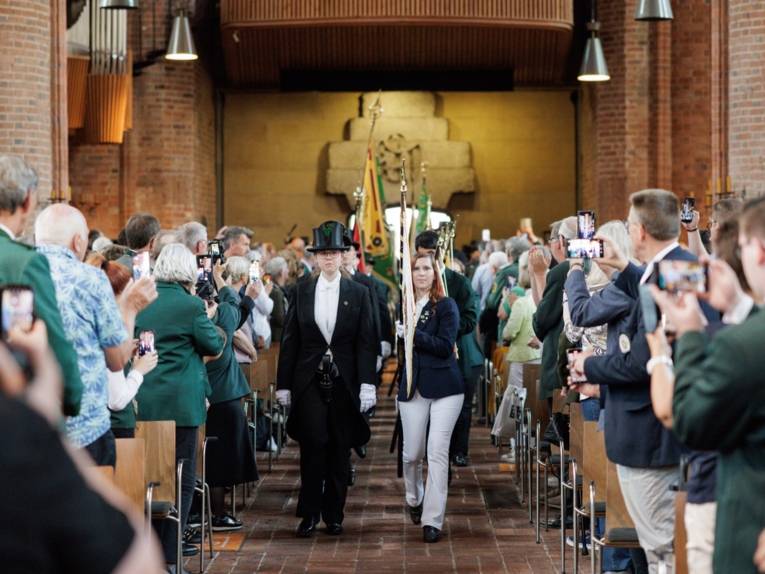 Menschen bei einem Gottesdienst.