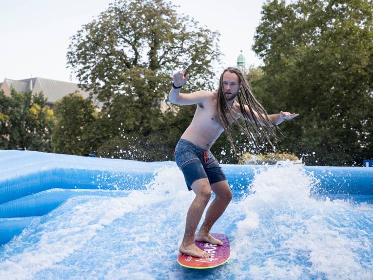 Person auf einer künstlichen Surfwelle.