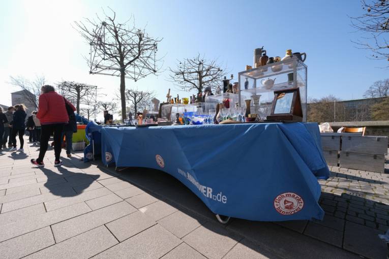 Flohmarkt_2022_Stand mit blauer Decke