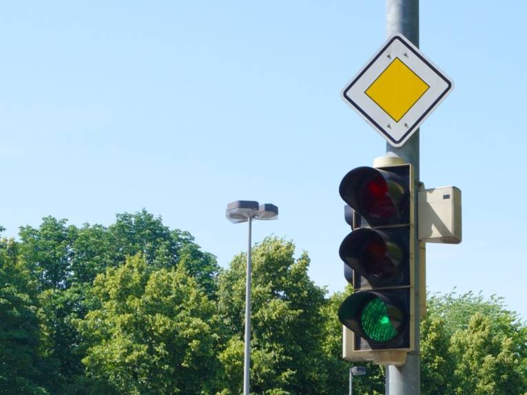 Grüne Ampel an einer Vorfahrtsstraße