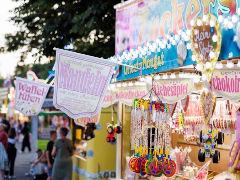 Ein Süßwarenstand auf einem Festplatz.