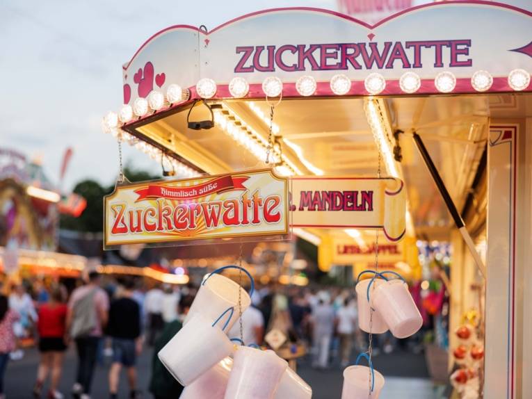 Ein Süßwarenstand auf einem Festplatz.