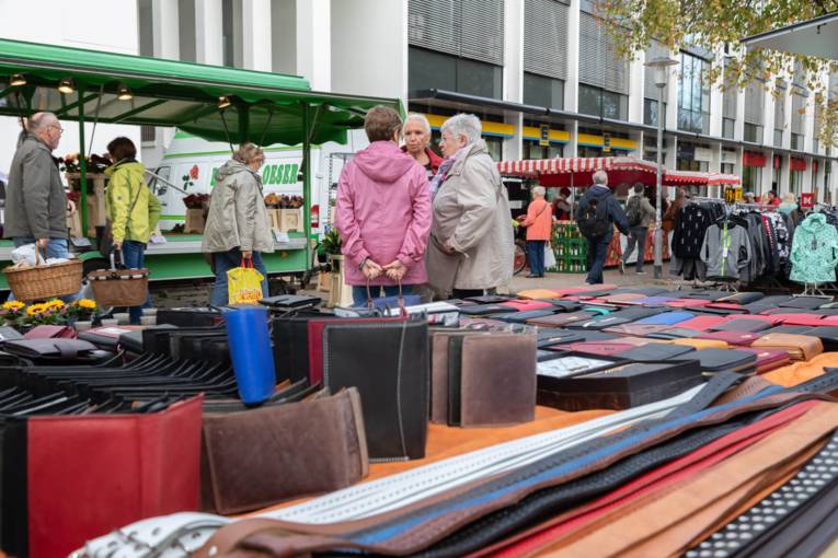 Frauen unterhalten sich auf dem Wochenmarkt Herrenhausen.